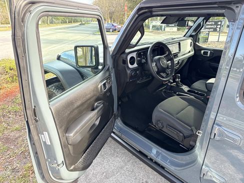 Used 2025 Jeep Wrangler Willys image 16