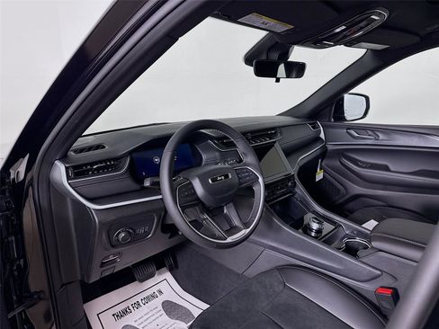New 2025 Jeep Grand Cherokee Altitude image 9