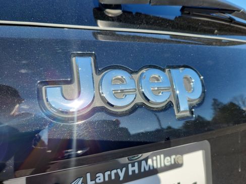 Used 2022 Jeep Grand Cherokee Laredo X image 24