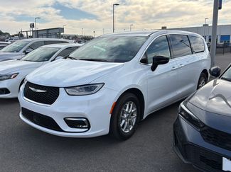 Used 2025 Chrysler Pacifica Select FWD video 1