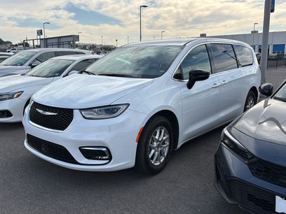 Used 2025 Chrysler Pacifica Select