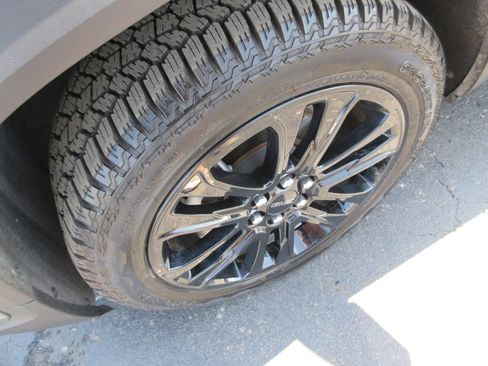 Certified 2023 GMC Acadia SLT w/ Elevation Edition FWD image 14