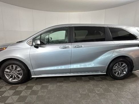 Used 2021 Toyota Sienna XLE FWD image 6