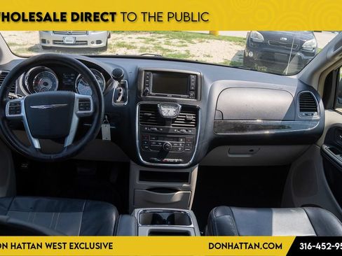 Used 2012 Chrysler Town & Country Touring w/ Entertainment Group #1 FWD image 4