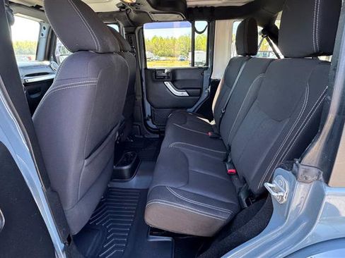 Used 2015 Jeep Wrangler Unlimited Sahara image 38