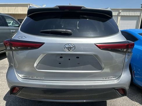 Used 2021 Toyota Highlander Limited FWD image 4