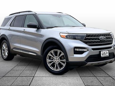 Used 2021 Ford Explorer XLT w/ Equipment Group 202A image 2