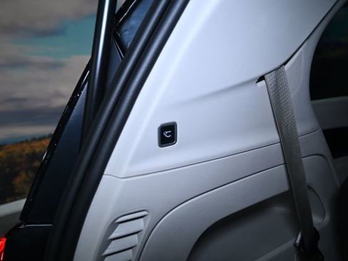 Used 2023 Chrysler Pacifica Touring-L image 40