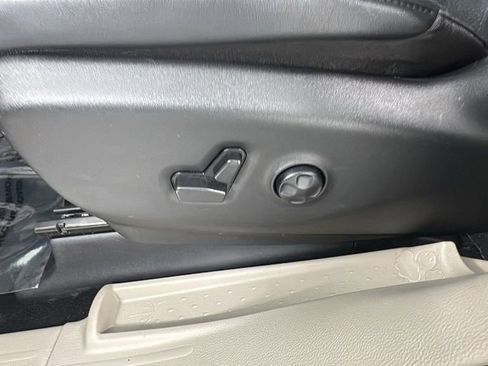 Used 2024 Chrysler Pacifica Touring-L FWD image 11