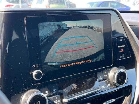 Used 2025 Toyota Highlander LE FWD image 21