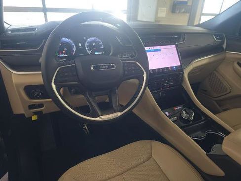 Used 2025 Jeep Grand Cherokee L Limited w/ Luxury Tech Group II image 8