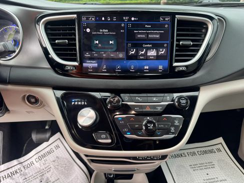 Used 2024 Chrysler Pacifica Touring-L FWD image 27