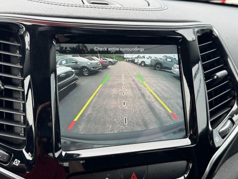 Used 2019 Jeep Cherokee Limited AWD/4WD image 25