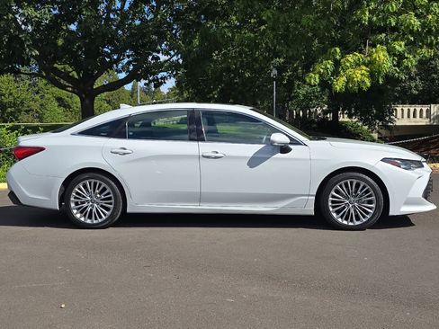 Used 2022 Toyota Avalon Limited w/ Advanced Safety Package FWD image 8