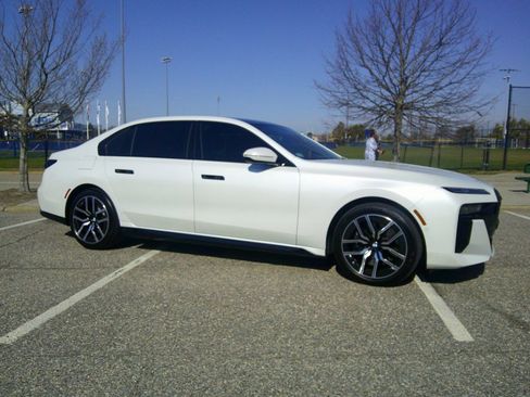 Used 2025 BMW 760i xDrive w/ Executive Package image 32