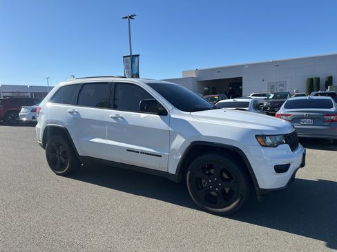 Used 2019 Jeep Grand Cherokee Laredo image 2