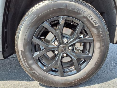Used 2025 Jeep Grand Cherokee Altitude AWD/4WD image 33