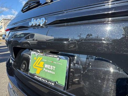 Used 2022 Jeep Grand Cherokee Limited w/ Luxury Tech Group II image 15