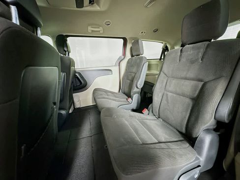 Used 2018 Dodge Grand Caravan SE w/ UConnect Hands-Free Group image 14