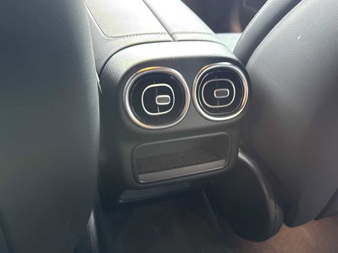 Used 2025 Mercedes-Benz GLC 300 image 17