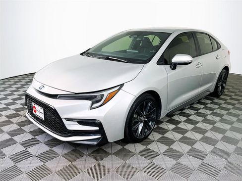 Used 2024 Toyota Corolla SE FWD image 3