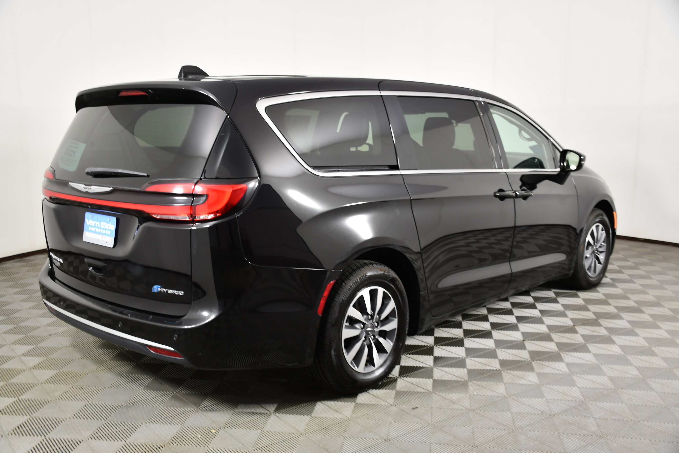 Used 2024 Chrysler Pacifica Limited FWD image 6
