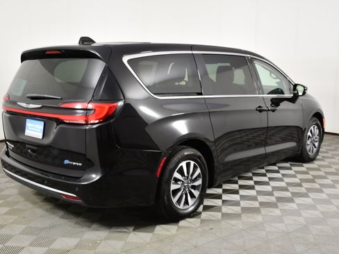 Used 2024 Chrysler Pacifica Limited FWD image 6