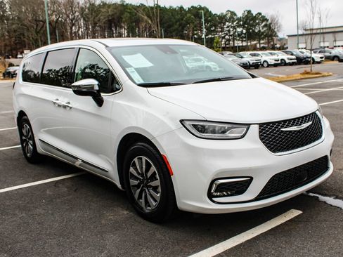 Used 2023 Chrysler Pacifica Limited FWD image 3