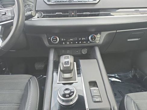 Used 2024 Mitsubishi Outlander SE image 3