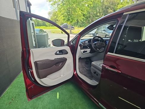Used 2017 Chrysler Pacifica Touring-L Plus w/ Tire & Wheel Group FWD image 28