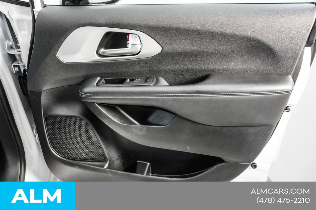 Used 2025 Chrysler Pacifica Limited FWD image 38