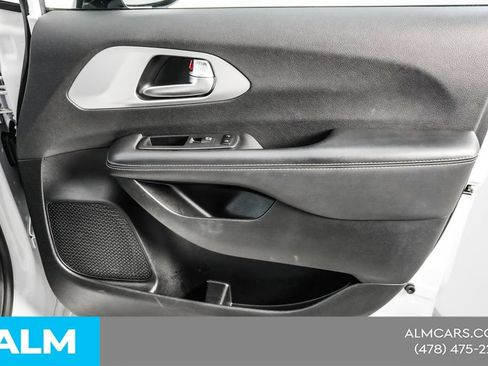 Used 2025 Chrysler Pacifica Limited FWD image 38