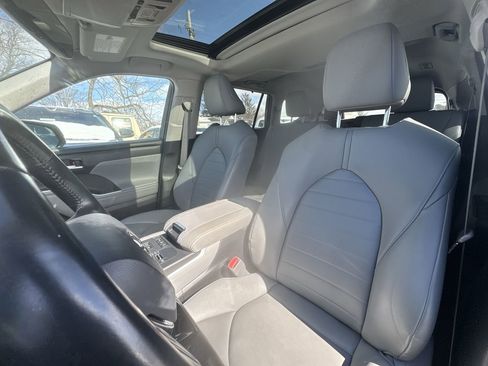 Used 2020 Toyota Highlander XLE image 2