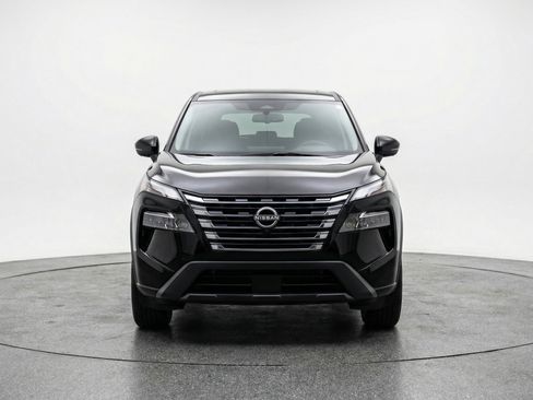 Used 2025 Nissan Rogue SV image 2