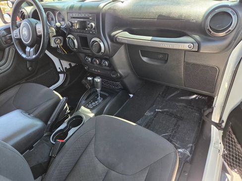 Used 2018 Jeep Wrangler Sport w/ Connectivity Group AWD/4WD image 16
