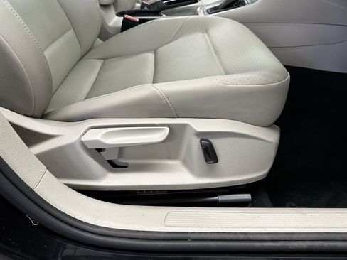 Used 2015 Volkswagen Golf TDI S FWD image 28