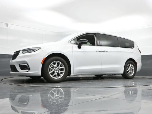 Used 2024 Chrysler Pacifica Touring-L FWD image 47