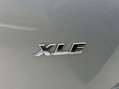 Used 2018 Toyota RAV4 XLE FWD image 31
