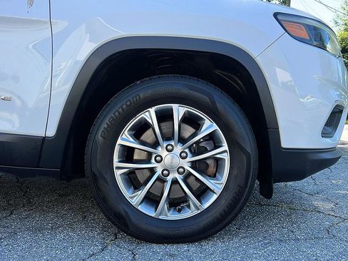 Used 2019 Jeep Cherokee Latitude Plus w/ Comfort/Convenience Group AWD/4WD image 23