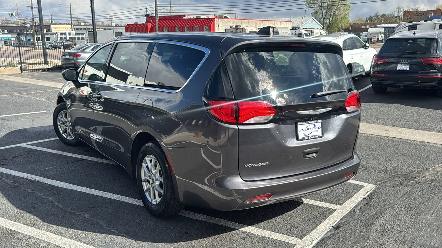 Used 2023 Chrysler Voyager LX FWD image 5