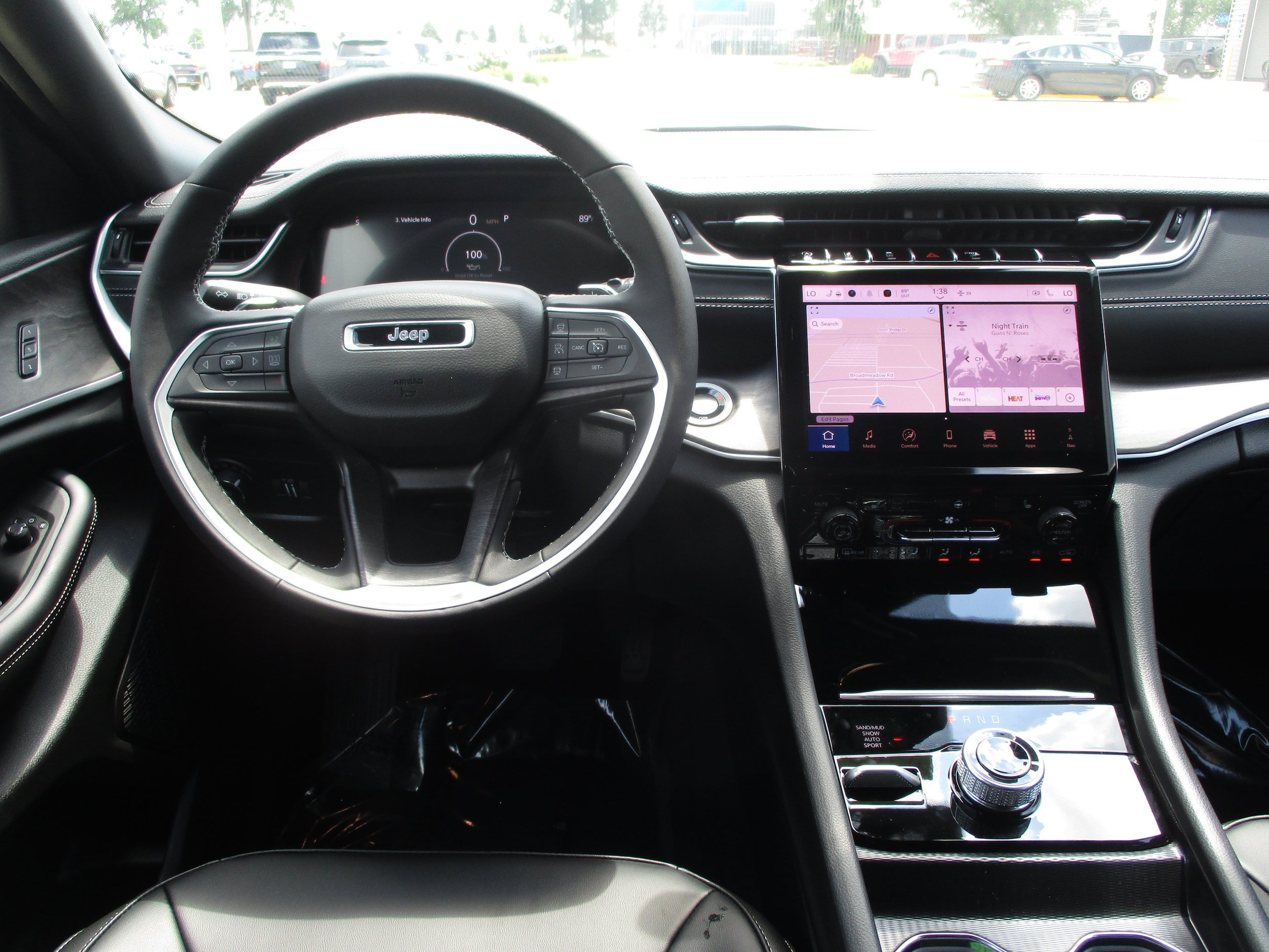 Used 2025 Jeep Grand Cherokee L Limited w/ Black Appearance Package AWD/4WD image 15
