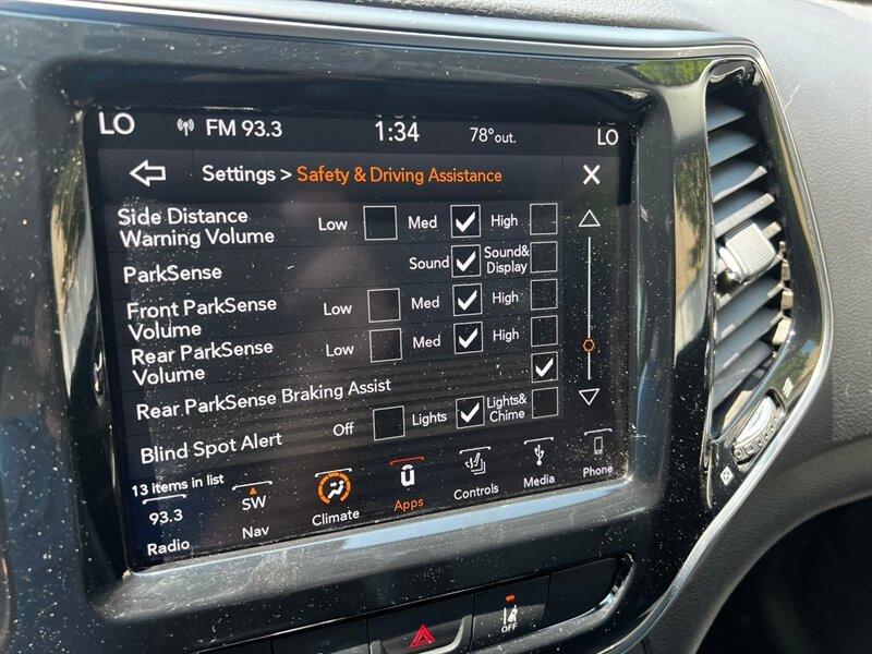 Used 2019 Jeep Cherokee Limited w/ Luxury Group AWD/4WD image 39