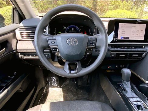 Used 2025 Toyota Camry LE image 6