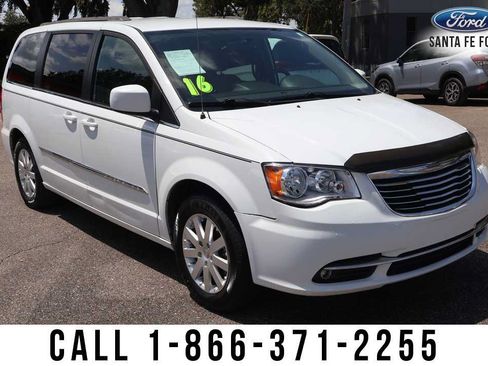 Used 2016 Chrysler Town & Country Touring FWD image 5