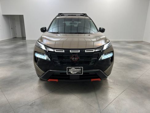 Used 2025 Nissan Rogue SV image 2