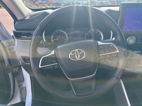 Used 2023 Toyota Highlander XLE image 17