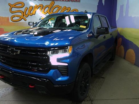 Used 2023 Chevrolet Silverado 1500 LT Trail Boss w/ LPO, Dark Essentials Package image 4