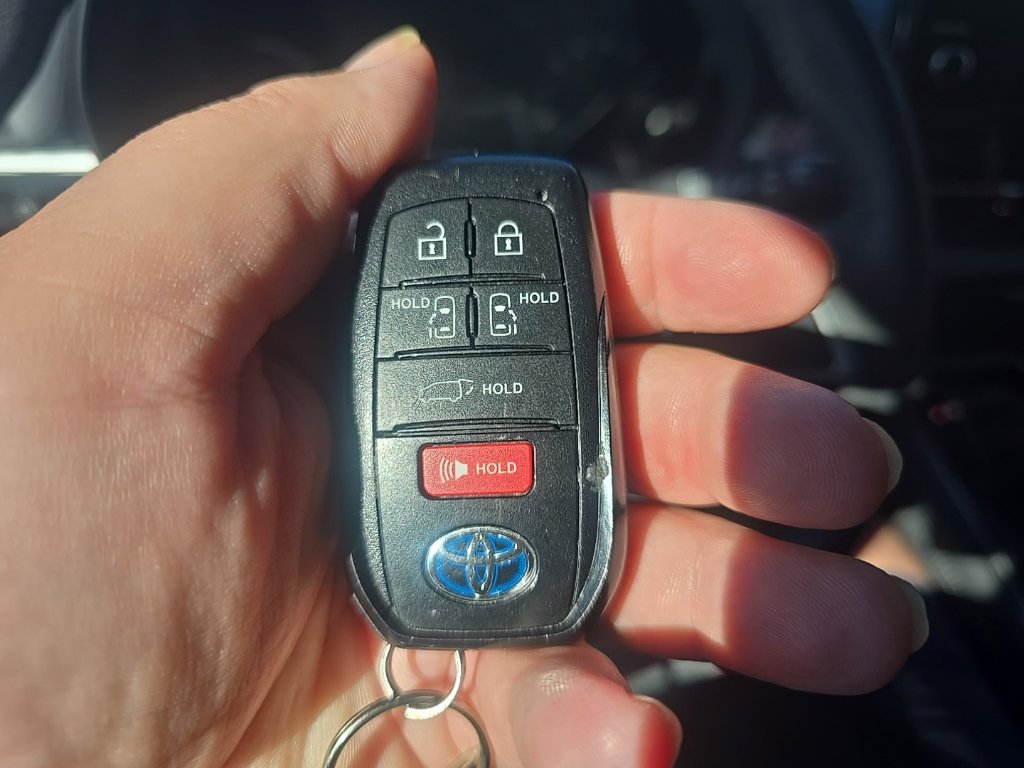Used 2025 Toyota Sienna XLE FWD image 18
