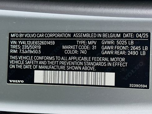 Used 2025 Volvo XC40 B5 Plus image 12