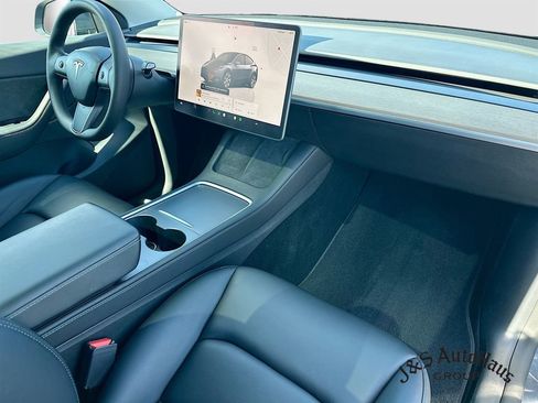 Used 2022 Tesla Model Y Long Range image 36